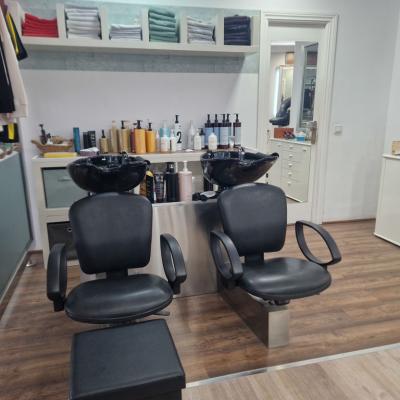 2 Haarwaschbecken mit Stuhl im Friseursalon Modern Style Mallarca