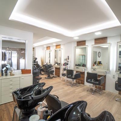 Der Friseursalon Modern Style Mallarca innen mit Ansicht auf die Haarwaschbecken und die Friseurstühle