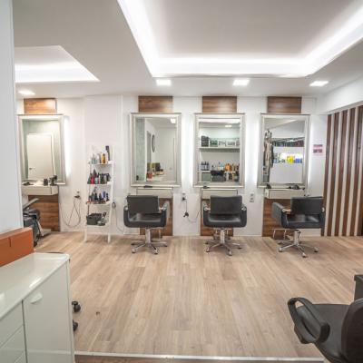 Der großzügige Innenbereich des Friseur Salons „Modern Style Mallorca“ mit vielen Spiegeln ausgestattet