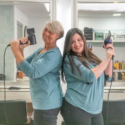 Andrea und Maria mit Freude beim Föhnen im Friseur Salon „Modern Style Mallorca“ 